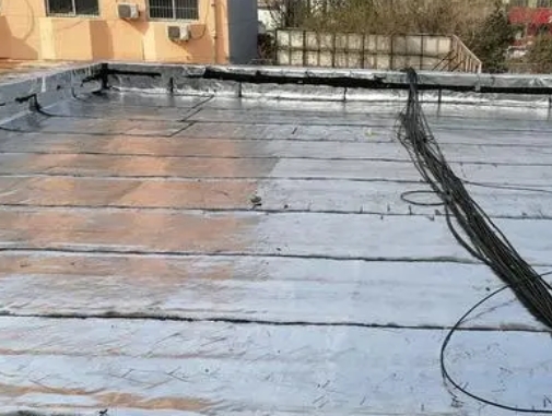 崇明卫生间漏水维修公司分享下崇明屋面楼顶防水刚性防水层施工要点。